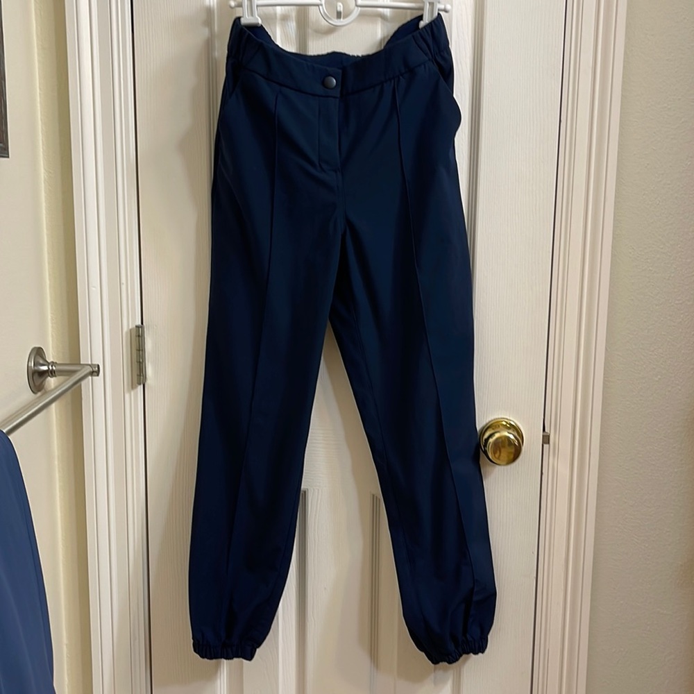 Lululemon pants. Zip front with button. 2 front pockets. 2 rear pockets. Elastic